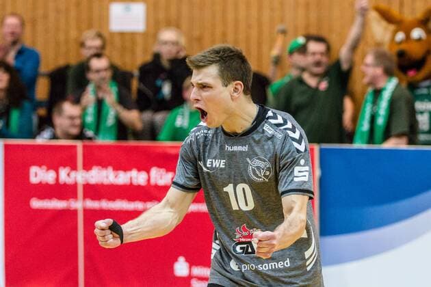 Jubel nach Satzgewinn beim Libero Kamil Ratajczak (Netzhoppers 10) GER, Berlin, Volleyball, Bundesliga, Spieltag, DVL, Saison 2015 2016, 23.01.2016, Landkost-Arena, Netzhoppers Königs Wusterhausen Bestensee - TV Rottenburg