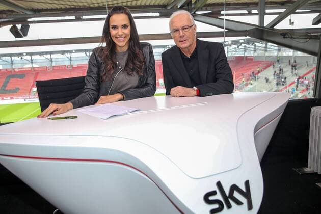 1. Bundesliga - Fußball - FC Ingolstadt 04 - 1. FSV Mainz 05 - Sky Moderatorin Esther Sedlaczek mit Franz Beckenbauer im neuen Sky Glas Studio im Audi Sportpark 1. BL - FC Ingolstadt 04 Saison 2015 2016 1. FSV Mainz 05