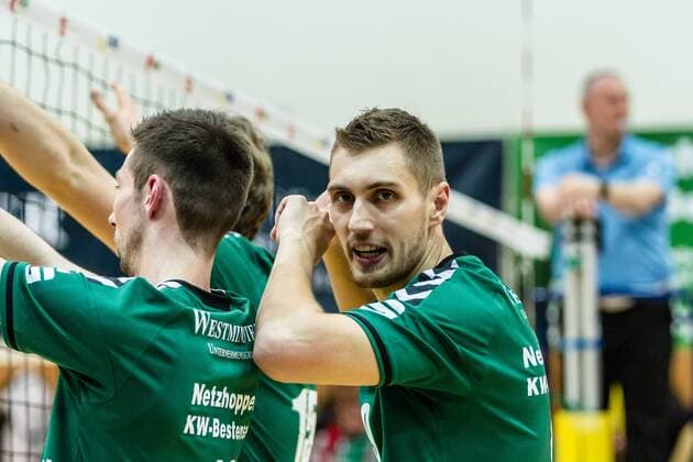 Sebastian Krause (Netzhoppers 9 re) gibt Tipps an Daniel Heinecke (Netzhoppers 12 li) GER, Berlin, Volleyball, Bundesliga, Spieltag, DVL, Saison 2015 2016, 23.01.2016, Landkost-Arena, Netzhoppers Königs Wusterhausen Bestensee - TV Rottenburg
