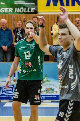 Manuel Rieke (Netzhoppers 13) gibt die Richtung vor mit Kamil Ratajczak (Netzhoppers 10 re) GER, Berlin, Volleyball, Bundesliga, Spieltag, DVL, Saison 2015 2016, 23.01.2016, Landkost-Arena, Netzhoppers Königs Wusterhausen Bestensee - TV Rottenburg