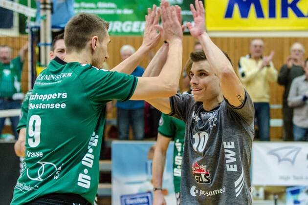Jubel bei den Netzhoppers Sebastian Krause (Netzhoppers 9 li) und Kamil Ratajczak (Netzhoppers 10 re) GER, Berlin, Volleyball, Bundesliga, Spieltag, DVL, Saison 2015 2016, 23.01.2016, Landkost-Arena, Netzhoppers Königs Wusterhausen Bestensee - TV Rottenburg