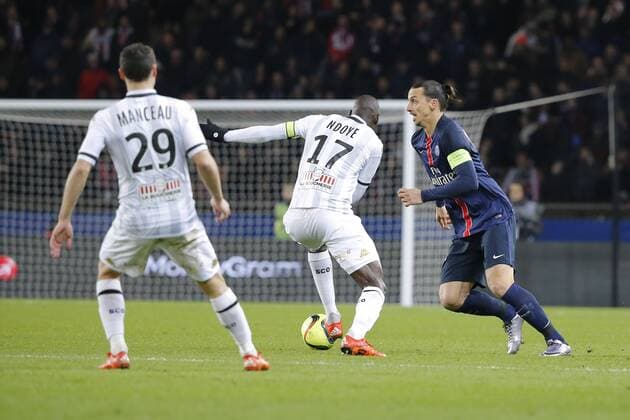 Fußball, Paris Saint Germain - Angers SCO Zlatan Ibrahimovic (psg), Cheikh N DOYE (Angers SCO), Vincent MANCEAU (Angers SCO) FOOTBALL : Paris st Germain vs Angers SCO - Ligue 1 - 23 01 2016 StephaneAllaman 