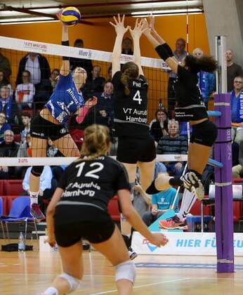 Stuttgart Volleyball Allianz MTV Stuttgart vs. VT Aurubis Hamburg, Jelena Wlk (Stuttgart, links)