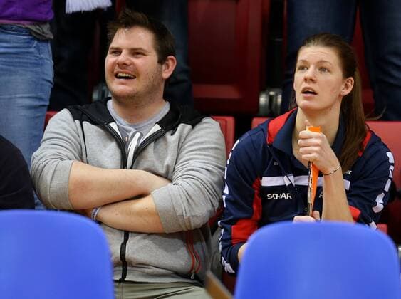 Stuttgart Volleyball Allianz MTV Stuttgart vs. VT Aurubis Hamburg, die verletzte Renata Sandor (Stuttgart) im Publikum