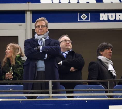 22.01.2016, Fussball 1.Bundesliga 2015 2016, Hamburger SV - FC Bayern München, im Hamburger Volksparkstadion. v.li: Karl Gernandt (Aufsichtsratsvorsitzender der HSV Fußball AG), -, Trainer Joachim Löw (Deutschland). 