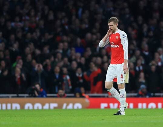 Themen der Woche - Sport Bilder des Tages - SPORT Fußball, Per Mertesacker Platzverweis nach Foul an Diego Costa, FC Arsenal - FC Chelsea Arsenal s Per Mertesacker gets sent off Barclays Premier League - Arsenal vs Chelsea - Emirates Stadium -England -24th January 2016 - Picture David Klein Sportimage EDITORIAL USE ONLY. No use with unauthorised audio, video, data, fixture lists, club league logos or live services. Online in-match use limited to 120 images, no video emulation. No use in betting, games or single club league player publications.