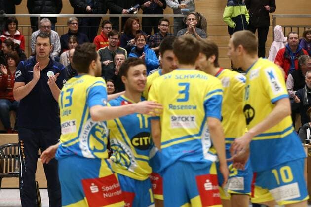 24.01.2016 - Volleyball - 2. Bundesliga Süd Männer - Saison 2015 2016 - SV Schwaig - TSV GA Stuttgart - MaWi - Michael Raddatz (Trainer SV Schwaig, links) und Team - jubeln Jubel Freude