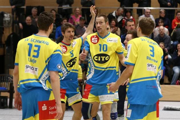 24.01.2016 - Volleyball - 2. Bundesliga Süd Männer - Saison 2015 2016 - SV Schwaig - TSV GA Stuttgart - MaWi - Florian Tafelmayer (9, SV Schwaig, links) Frank Meyer (10, SV Schwaig, mitte) und Team - jubeln Jubel Freude