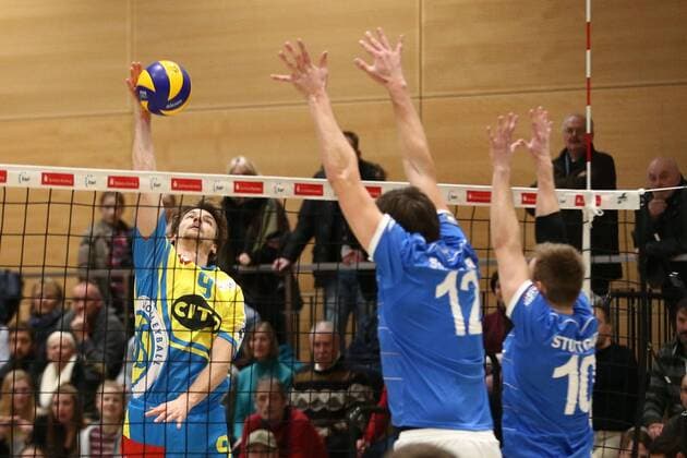 24.01.2016 - Volleyball - 2. Bundesliga Süd Männer - Saison 2015 2016 - SV Schwaig - TSV GA Stuttgart - MaWi - Florian Tafelmayer (9, SV Schwaig, links) Veit Klausmann (12, TSV GA Stuttgart, mitte) Christian Bura (10, TSV GA Stuttgart, rechts)