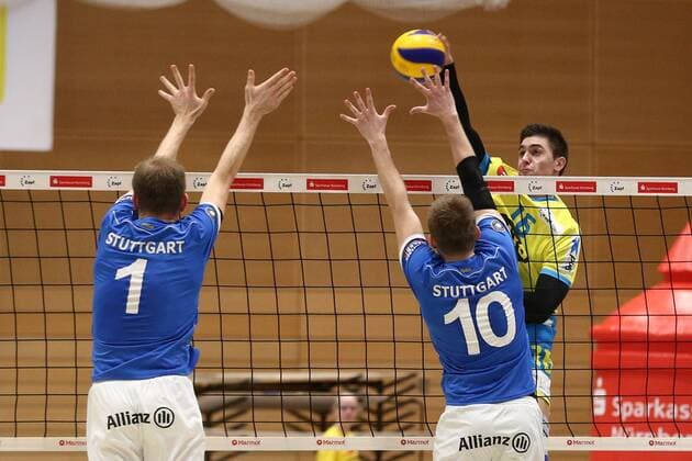 24.01.2016 - Volleyball - 2. Bundesliga Süd Männer - Saison 2015 2016 - SV Schwaig - TSV GA Stuttgart - MaWi - Manuel Harms (1, TSV GA Stuttgart, links) Christian Bura (10, TSV GA Stuttgart, mitte) Perica Stanic (16, SV Schwaig, rechts)