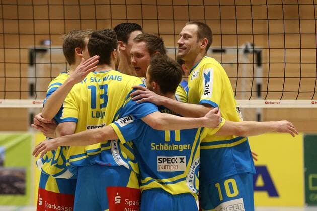 24.01.2016 - Volleyball - 2. Bundesliga Süd Männer - Saison 2015 2016 - SV Schwaig - TSV GA Stuttgart - MaWi - Yannick Klement (1, SV Schwaig, mitte) Frank Meyer (10, SV Schwaig, rechts) und Team - jubeln Jubel Freude