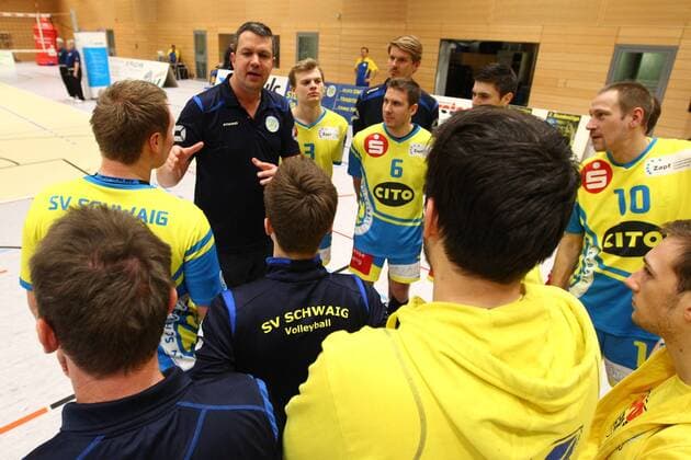24.01.2016 - Volleyball - 2. Bundesliga Süd Männer - Saison 2015 2016 - SV Schwaig - TSV GA Stuttgart - MaWi - Michael Raddatz (Trainer SV Schwaig, links) - Ansprache ans Team nach Spielende