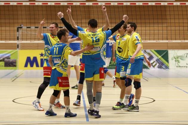 24.01.2016 - Volleyball - 2. Bundesliga Süd Männer - Saison 2015 2016 - SV Schwaig - TSV GA Stuttgart - MaWi - Perica Stanic (16, SV Schwaig, mitte) und Team - jubeln nach Sieg Jubel Freude