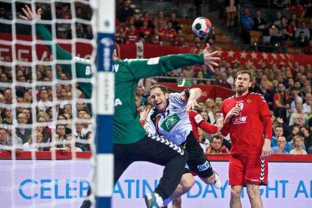 Handball Wroclaw Breslau 24.01.2016 Europameisterschaft der Herren Zwischenrunde Deutschland (GER) - Russland (RUS) 30:29 Steffen Weinhold (Deutschland, No.17) BOGDANOV Vadim (Russland, TW, No.12) li. GORBOK Sergey (Russland, No.13) re.