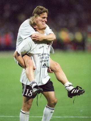 Fußball, EM Finale 1996 in London, Deutschland - Tschechien 2:1 n.V. Europameisterschaft 1996 Finale: Deutschland - Tschechien 2:1 n.V.(G.G.) 30.06.1996. Jürgen Klinsmann nimmt seinen Mannschaftskameraden Thomas Häßler nach dem Schlußpfiff vor Freude Huckepack . HM