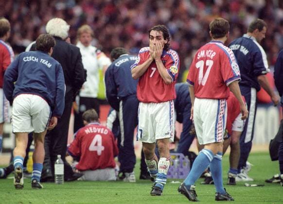 Fußball, EM Finale 1996 in London, Deutschland - Tschechien 2:1 n.V. Europameisterschaft 1996 Finale: Deutschland - Tschechien 2:1 n.V.(G.G.) 30.06.1996. Die Tschechische Mannschaft in der Verlängerungspause. V.l. Pavel Nedved (4), Jiri Nemec (7), der die drohende Niederlage zu ahnen scheint und Valdimir Smicer (17). HM