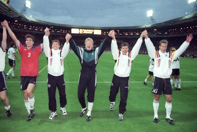 Fußball, EM Finale 1996 in London, Deutschland - Tschechien 2:1 n.V. Europameisterschaft 1996 Finale: Deutschland - Tschechien 2:1 n.V.(G.G.) 30.06.1996. Die Deutschen Spieler nach dem Schlußpfiff vor dem Fanblock. V.l: Markus Babbel, Stefan Reuter, Oliver Kahn, Andy Möller und Rene Schneider. HM