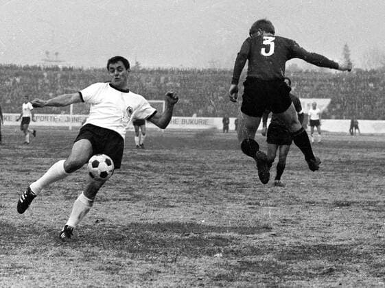 EM-Qualifikationsspiel Albanien - Deutschland 0:0 17.12.1967 Peter Meyer flankt. HM
