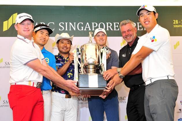 (160126) -- SINGAPORE, Jan. 26, 2016 -- Jamie Donaldson of Wales, Y.E. Yang of South Korea, Shingo Katayama of Japan, Jordan Spieth of the United States, Darren Clarke of Northern Ireland and An Byeong-hun of South Korea (L to R) pose with the trophy during the SMBC Singapore Open pre-match photo call held at Singapore s Sentosa Golf Club, Jan. 26, 2016. The SMBC Singapore Open will be held at Singapore s Sentosa Golf Club from Jan. 28 to Jan. 31. ) (SP)SINGAPORE-GOLF-SMBC SINGAPORE OPEN-PHOTO CALL ThenxChihxWey 