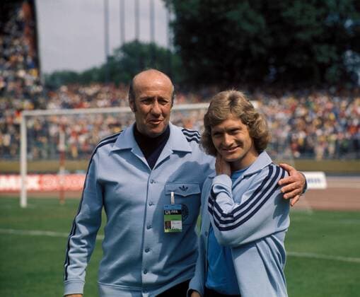 Weltmeisterschaft Zweite Runde, Deutschland - Jugoslawien in Düsseldorf: Bundestrainer Helmut Schön (li.) und Dieter Herzog (beide BRD)