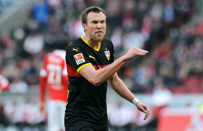 Fussball, Bundesliga, Deutschland, Herren, Saison 2015 2016, 18. Spieltag, Rhein Energie Stadion Köln, 1. FC Köln (rot) - VfB Stuttgart (schwarz) 1:3; Kevin Grosskreutz (Stuttgart) reklamiert nach der Elfmeter Entscheidung. Aktion, Einzelbild.
