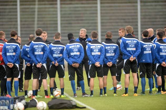 Bilder des Tages - SPORT Paderborn Stefan Effenberg (Chef-Trainer SC Paderborn 07) (hinten) spricht zu der Mannschaft -- Fussball --- 2. Bundesliga --- SC Paderborn 07 Training --- im neuen Trainings- und Nachwuchsleistungszentrum (TNLZ) -- 26.01.2016 Copyright: Sippel xEibner-Pressefoto EP_rsl