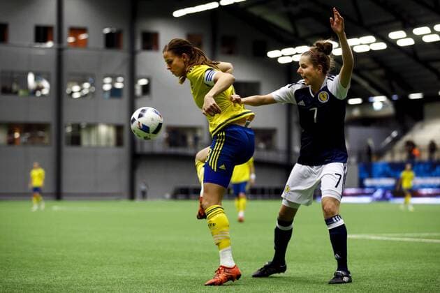 Fußball, Damen, Schweden - Schottland 160126 Sveriges Lotta Schelin och Skottlands Hayley Lauder under landskampen i fotboll mellan Sverige och Skottland den 26 januari 2016 i Göteborg.  Copyright: MICHAELxERICHSEN BB160126BB242