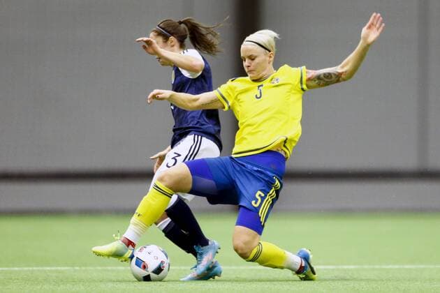 Fußball, Damen, Schweden - Schottland 160126 Sveriges Nilla Fischer och Skottlands Jane Ross under landskampen i fotboll mellan Sverige och Skottland den 26 januari 2016 i Göteborg.  Copyright: MICHAELxERICHSEN BB160126BB251