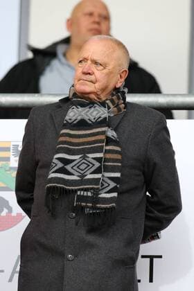 Klaus Urbanczyk (Deutschland,DDR,Hallescher FC Halle) - 3. Liga Saison 2015-2016 Punktspiel Hallescher FC vs. 1. FC Magdeburg im Erdgas Sportpark in Halle - Einzelbild,Deutschland, Fussball, Mann, Maenner,24.01.2016