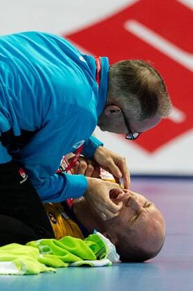 Bilder des Tages - SPORT Handball, EM, Ungarn - Schweden 27.01.2016 EHF EM 2015 Handball Länderspiel Nationalmannschaft Johan Jakobsson sweden 19 - Poland Wroclaw 27.01.2016 2016 Handball Men s EHF EM 2015 Handball Länderspiel Nationalmannschaft Euro 2016 Poland main round group 2 match between Sweden vs Hungary On the picture: Johan Jakobsson sweden 19 pain contusion injury  160127_2SB4136