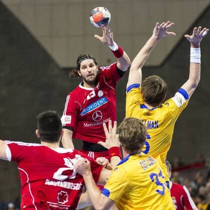 Breslau Laszlo Nagy (Nr. 19, MVM Veszprem) spielt einen Ball an Jonas Kaellman (Nr. 6, Pick Szeged) vorbei. Schweden - Ungarn, Handball, Europameisterschaft, 27.01.16 Copyright: Koenigx Eibner-Pressefoto EP_fkg