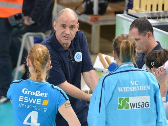 27.01.2016, xtkx, Volleyball Challenge Cup Damen, VC Wiesbaden - Rote Raben Vilsbiburg, emspor v.l. Trainer Dirk Gross (VC Wiesbaden),