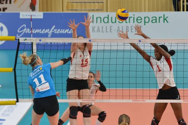 27.01.2016, xtkx, Volleyball Challenge Cup Damen, VC Wiesbaden - Rote Raben Vilsbiburg, emspor v.l. Liz Hintemann (VC Wiesbaden), Mona Elwassimy (Rote Raben), Emani Sims (Rote Raben),