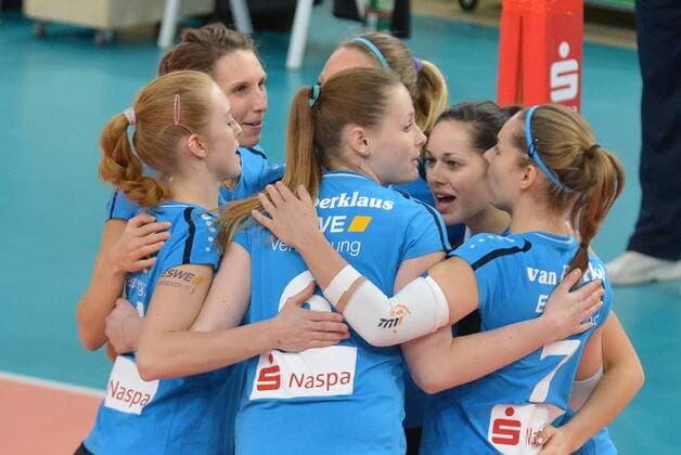 27.01.2016, xtkx, Volleyball Challenge Cup Damen, VC Wiesbaden - Rote Raben Vilsbiburg, emspor v.l. VC Wiesbaden,