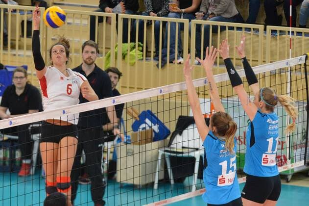 27.01.2016, xtkx, Volleyball Challenge Cup Damen, VC Wiesbaden - Rote Raben Vilsbiburg, emspor v.l. Srna Markovic (Rote Raben), Jennifer Pettke (VC Wiesbaden), Liz Hintemann (VC Wiesbaden),