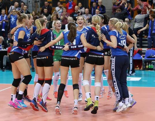 Volleyball, Damen Champions League, MTV Stuttgart - Azerrail Baku Stuttgart Volleyball Champions League Allianz MTV Stuttgart vs. Azerrail Baku, die Stuttgarterinnen feiern den Sieg, hinten v.l. Libera Lisa Thomsen, Kaja Grobelna