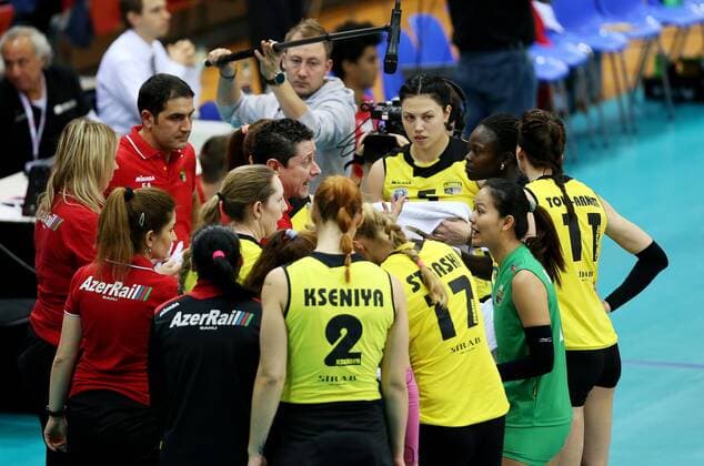 Volleyball, Damen Champions League, MTV Stuttgart - Azerrail Baku Stuttgart Volleyball Champions League Allianz MTV Stuttgart vs. Azerrail Baku, Trainer Bülent Karslioglu (Baku)