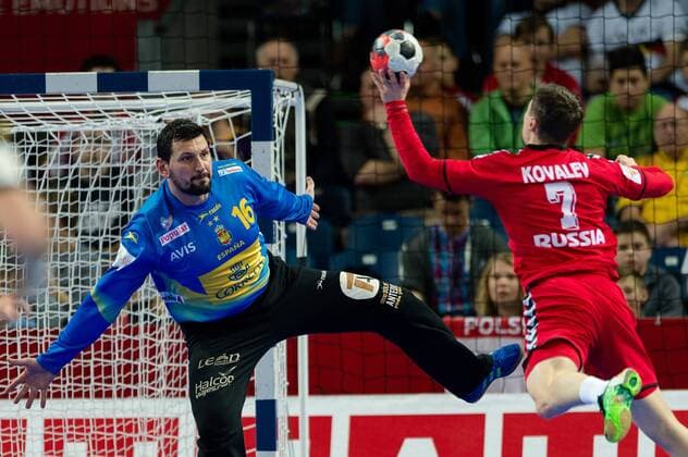 Breslau 27.01.2016 Handball EM 2016 Länderspiel Nationalmannschaft Spanien vs Russland - Arpad Sterbik Capar spain 16 Dmitry Kovalev russia 7 - Poland Wroclaw 27.01.2016 Century Hall st. Wystawowa 2016 Handball Men s EHF Euro 2016 Poland main round group 2 match between Spain vs Russia On the picture: Arpad Sterbik Capar spain 16 Dmitry Kovalev russia 7 FRANCExOUT! 