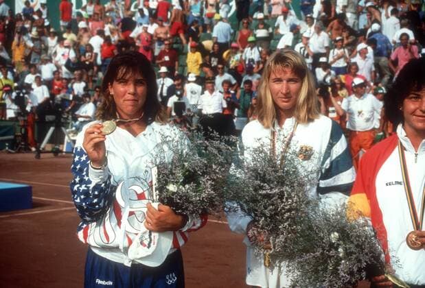 Olympische Sommerspiele in Barcelona, Siegerehrung Tennis der Damen: Jennifer Capriati (li., USA) gewinnt vor Steffi Graf (Deutschland)