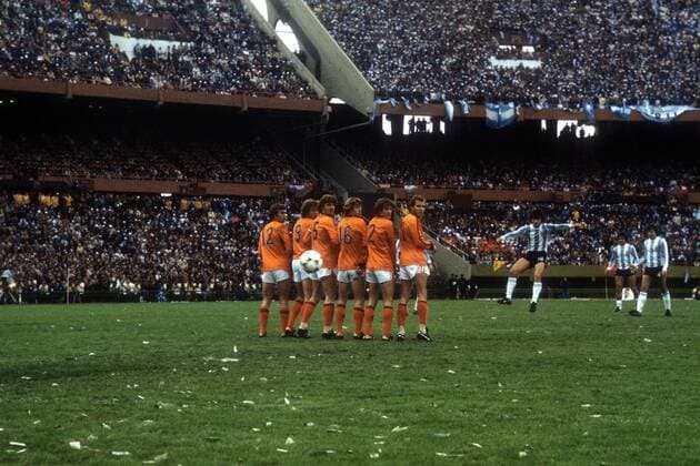Freistoßmauer Niederlande, v.li.: Rob Rensenbrink, Arie Haan, Ruud Krol, Johnny Rep, Jan Poortvliet, Willy van de Kerkhof