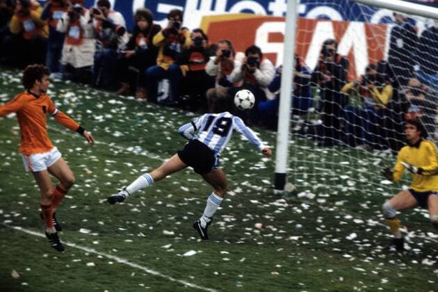 WM Finale 1978, Daniel Passarella (Argentinien) gegen Ruud Krol und Jan Jongbloed (beide Niederlande)