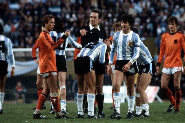 WM Finale 1978, FIFA Schiedsrichter Sergio Gonella (Italien) und der angeschlagene Omar Larrosa (Argentinien)