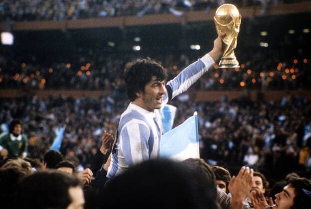 WM Finale 1978, Daniel Passarella präsentiert den WM Pokal - Argentinien ist Weltmeister