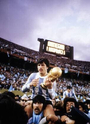 WM Finale 1978, Daniel Passarella präsentiert den WM Pokal - Argentinien ist Weltmeister