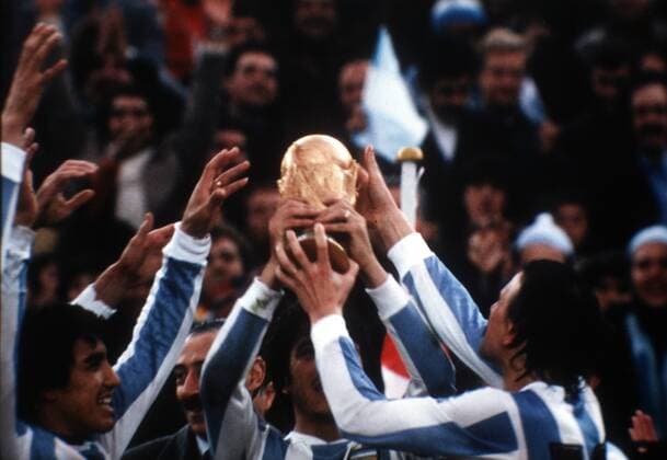 WM Finale 1978, Weltmeister Argentinien jubelt mit WM Pokal