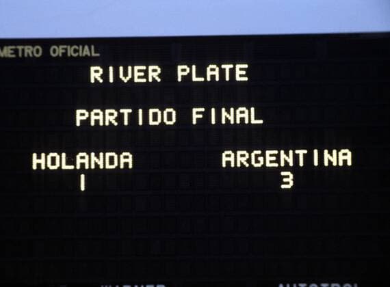 WM Finale 1978, die Anzeigetafel im River Plate Stadion in Buenos Aires verkündet das Endergebnis von 1:3 für Argentinien gegen die Niederlande
