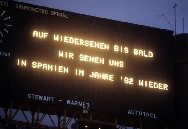 WM Finale 1978, die Anzeigetafel verweist in deutscher Sprache auf die folgende WM 1982 in Spanien