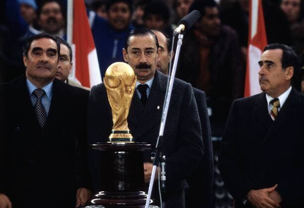 WM Finale 1978 - Staatspräsident Jorge Rafael Videla (Argentinien) hinter dem FIFA WM Pokal