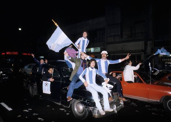 WM Finale 1978, Argentinische Fans feiern auf den Straßen von Buenos Aires die Weltmeisterschaft