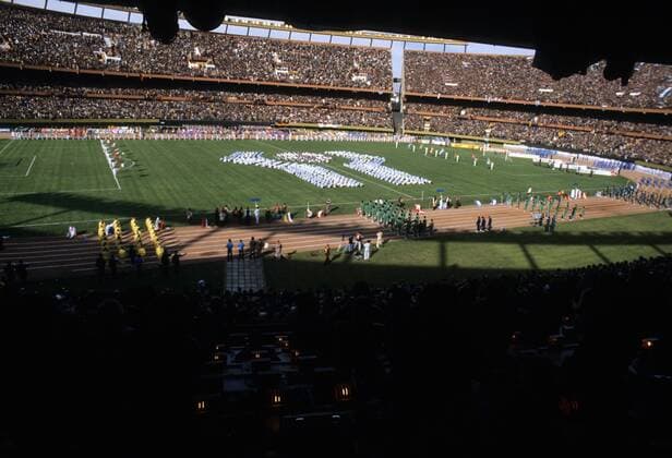 1 Jahr bis WM 2022: Historie, Stadien und Architektur Eröffnungsfeier zur Fußball Weltmeisterschaft 1978 in Buenos Aires, auf dem Rasen wird das WM Logo dargestellt